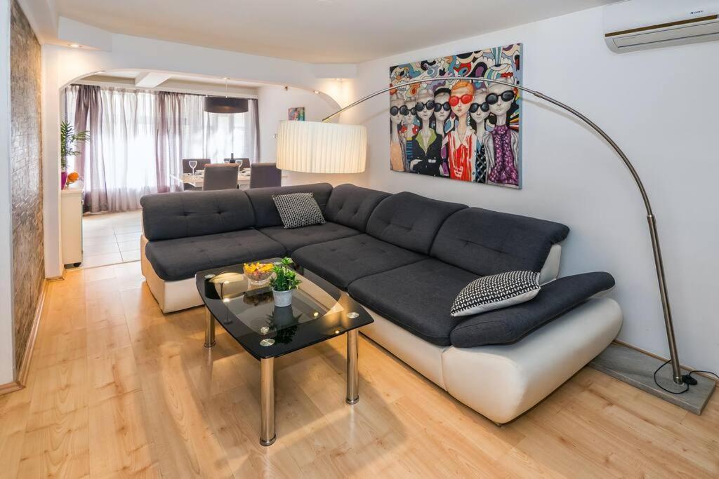 Relaxing 2Bd Apartment, Ground Floor - Walk To Old Town Split Luaran gambar