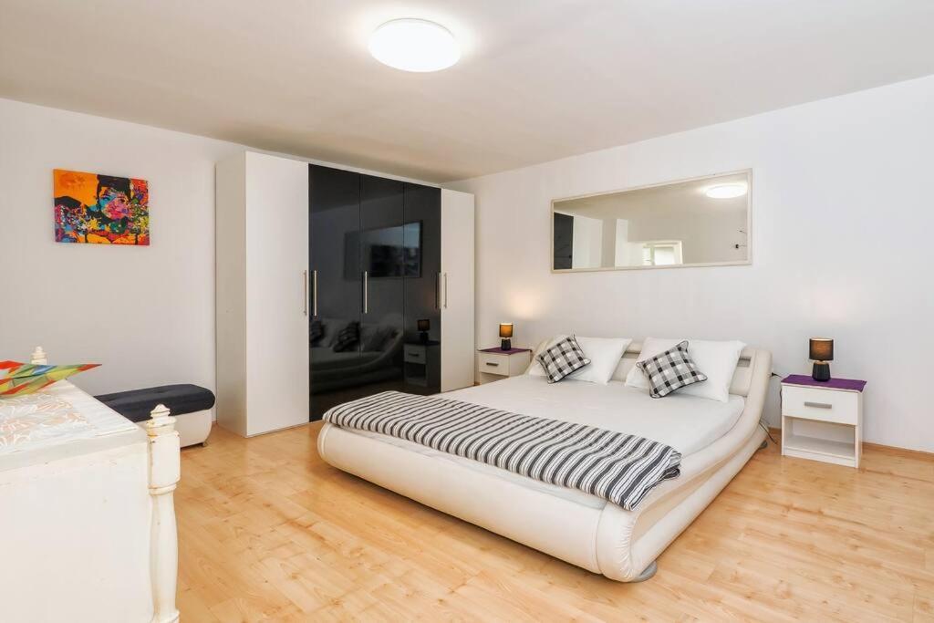 Relaxing 2Bd Apartment, Ground Floor - Walk To Old Town Split Luaran gambar