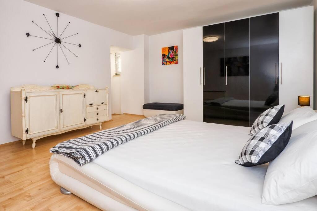 Relaxing 2Bd Apartment, Ground Floor - Walk To Old Town Split Luaran gambar