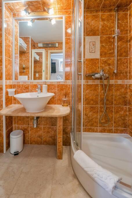 Relaxing 2Bd Apartment, Ground Floor - Walk To Old Town Split Luaran gambar