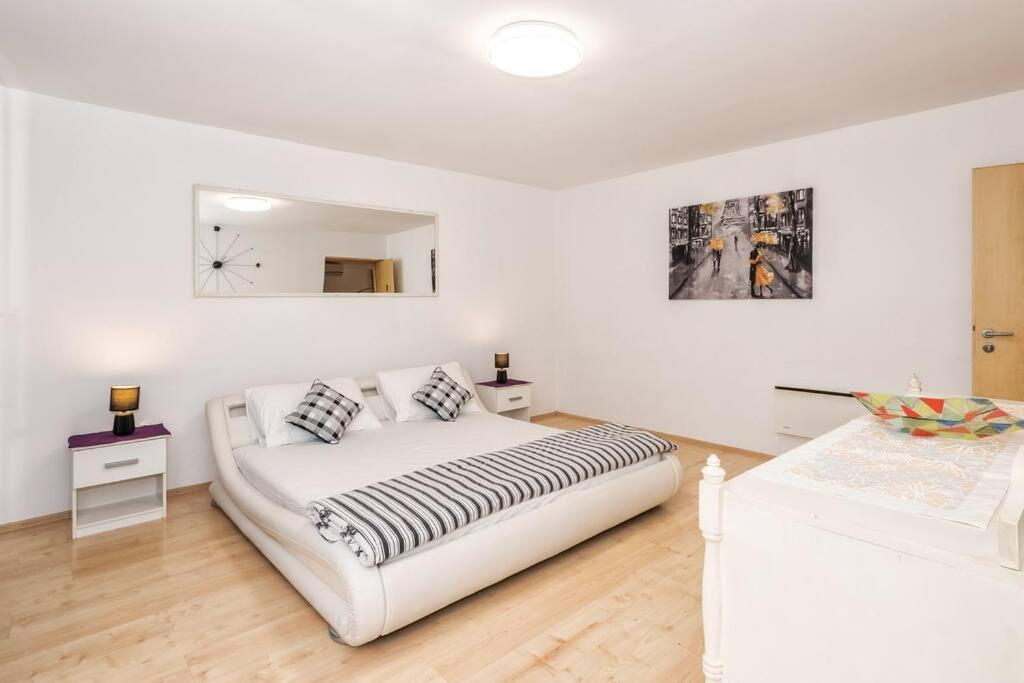 Relaxing 2Bd Apartment, Ground Floor - Walk To Old Town Split Luaran gambar