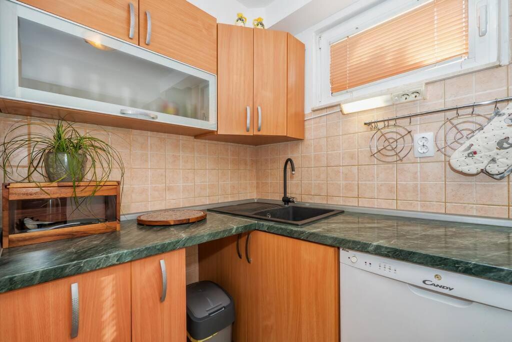 Relaxing 2Bd Apartment, Ground Floor - Walk To Old Town Split Luaran gambar