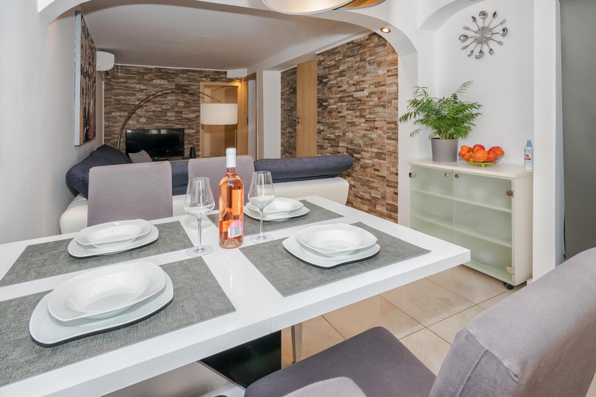 Relaxing 2Bd Apartment, Ground Floor - Walk To Old Town Split Luaran gambar