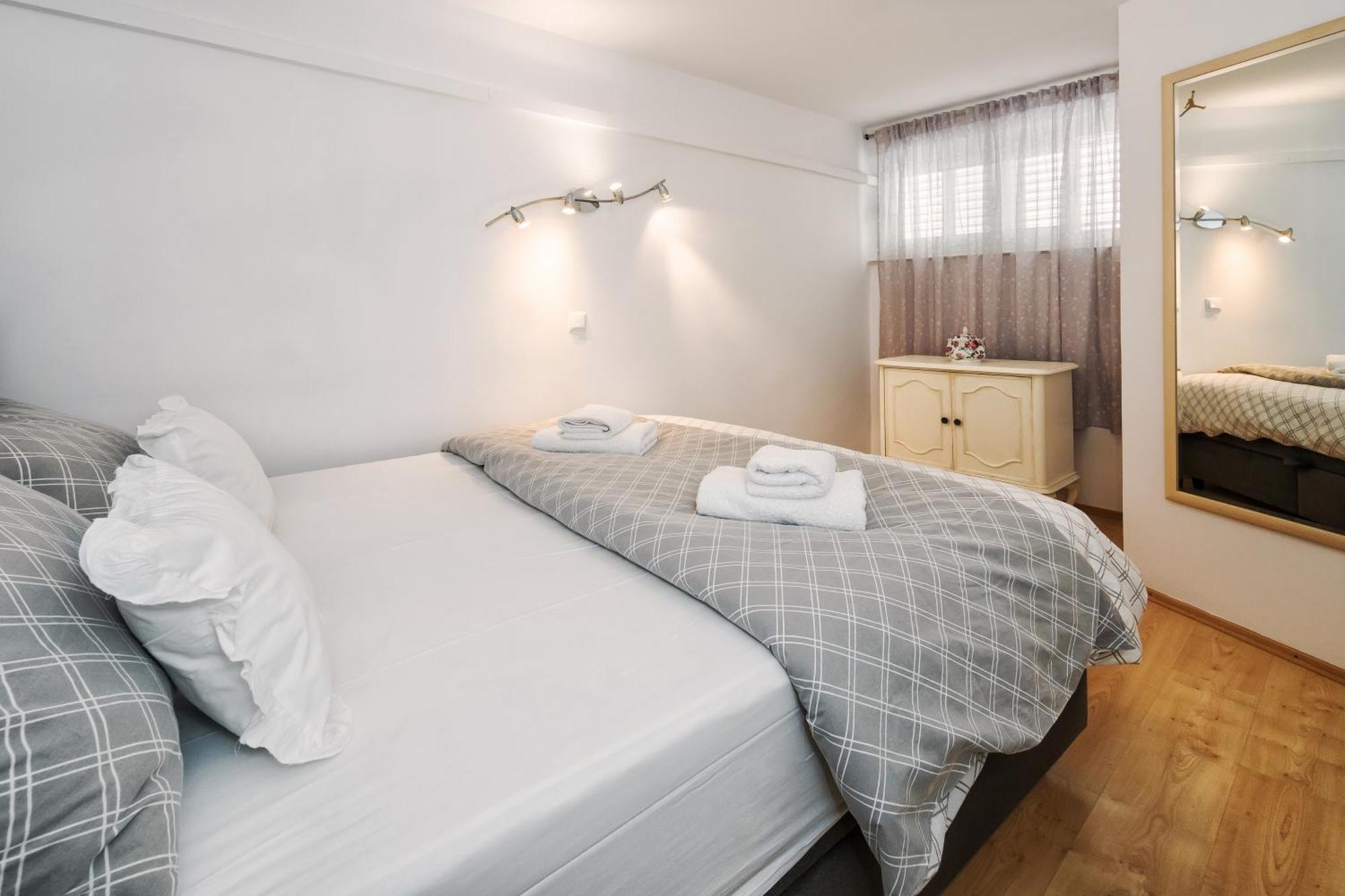 Relaxing 2Bd Apartment, Ground Floor - Walk To Old Town Split Luaran gambar